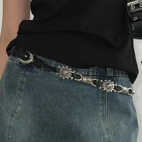 ウエストチェーン レトロ アメリカン 彫花 ベルト デニムパンツ 黒スカート コーディネート アクセサリー 高級感 ユニーク 普段使い 軽量 牛革調 形状 調整可能・スタイル: どんな服にも合う・タイプ: ベルト・サイズ: 105cm・主な素材: PU（合成皮革）・対象: ・バックル素材: 合金・性別: 女性・カラー: 銀色太陽バックル（11節）