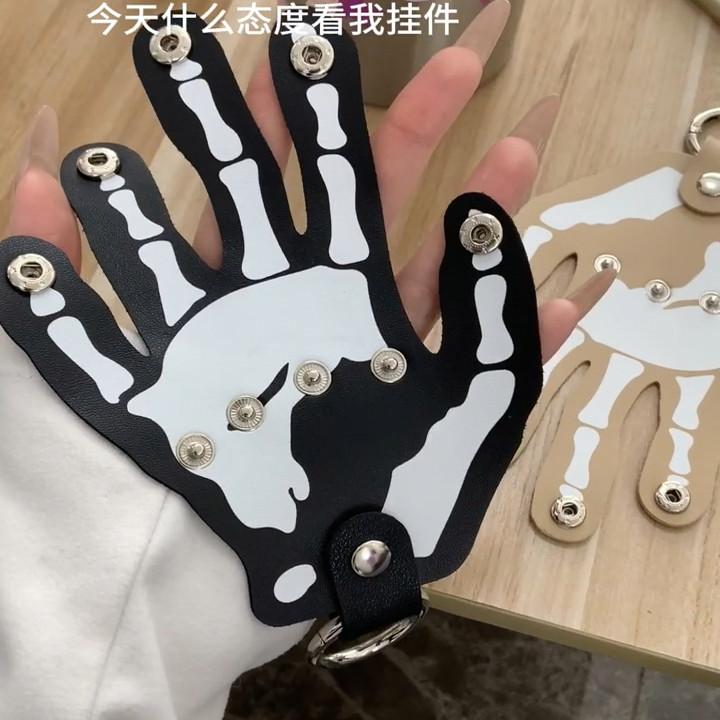 樂天商城 - キーホルダー スカル モチーフ 手のひら 型 革 カバー 腰間 ハンガー アクセサリー 抽象 個性的 ハンド ジェスチャー ファッション 日常使い ユニーク デコレーション