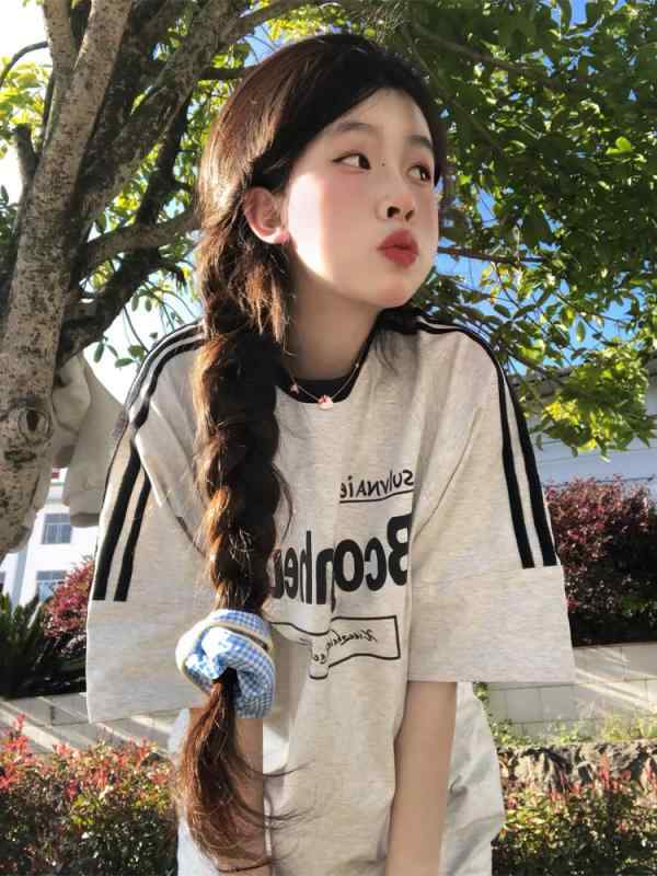 トップス レディース 夏用 オーバーサイズ ストライプ コントラストカラー ラグラン半袖 Tシャツ アメリカンスタイル レトロ カレッジ風 カジュアル ビッグシルエット 普段使い・スタイル: カジュアル・フィット: ・主な素材: 綿100%・袖丈: 短袖・ネックライン: クルーネック・柄: 文字.拼接・カラー展開: 白グレー・サイズ展開: M.L.XL.2XL