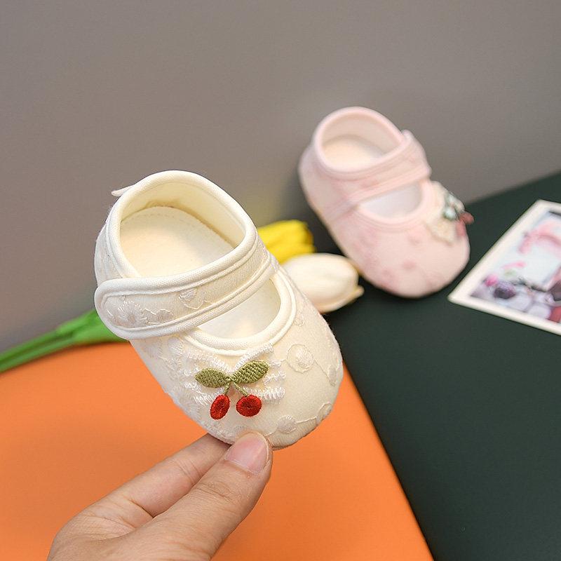 ベビーシューズ 女の子用 プリンセス 刺繍 柔軟ソール 滑り止め 歩行練習靴 綿素材 通気性 軽量 春秋 室内外 かわいい 柔らかい履き心地・カテゴリ: 学歩靴・スタイル: プリンセス・主な素材: 綿布・閉じ方: ・機能: 吸湿排汗.防滑・厚さ: 薄手・柄: 花柄・性別: 女子・カラー展開: 杏色.ピンク・サイズ展開: 内長11.内長12.内長13・対象年齢: 2〜15ヶ月
