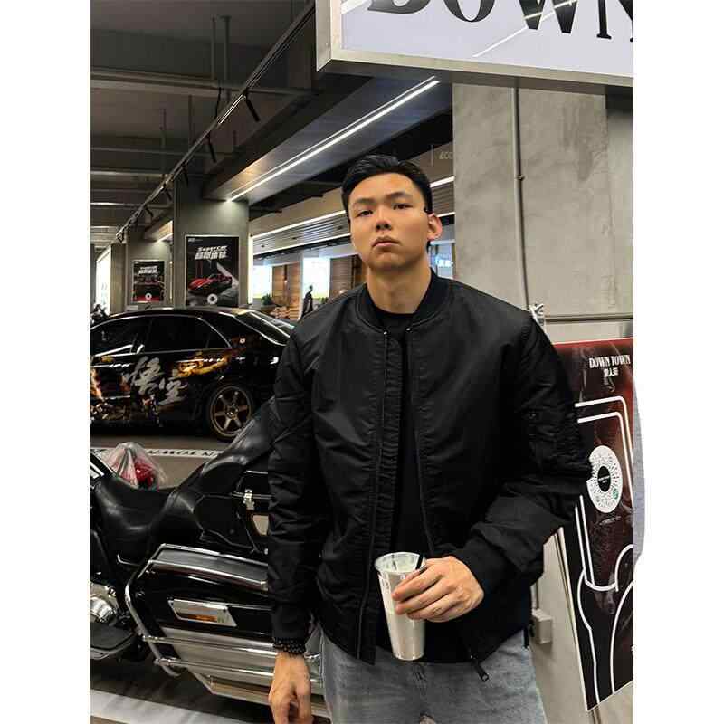 メンズ フライトジャケット 秋冬 コットン素材 厚手綿入れ ビンテージ 防風防水 アウター 暖か ミリタリー スタイル・版型: ゆったり型・ポケット: 多ポケット・加工: ノーアイロン・素材分類: ポリエステル/ポリアミド複合繊維・スタイル: シンプル・素材: 新型ポリエステル繊維100%・袖丈: 長袖・着こなし: アウター・サイズ展開: M.L.XL.2XL.3XL.4XL・カラー展開: ブラック.グレー.ミリタリーグリーン・裾: リブ裾・袖タイプ: 締め袖・対象: 若者・生地機能: 防風・厚み: 厚手・裏地: ポリエステル繊維・襟型: 野球襟・ポケットスタイル: サイドシームポケット・着丈: 標準・開襟: ジッパー・柄: 無地