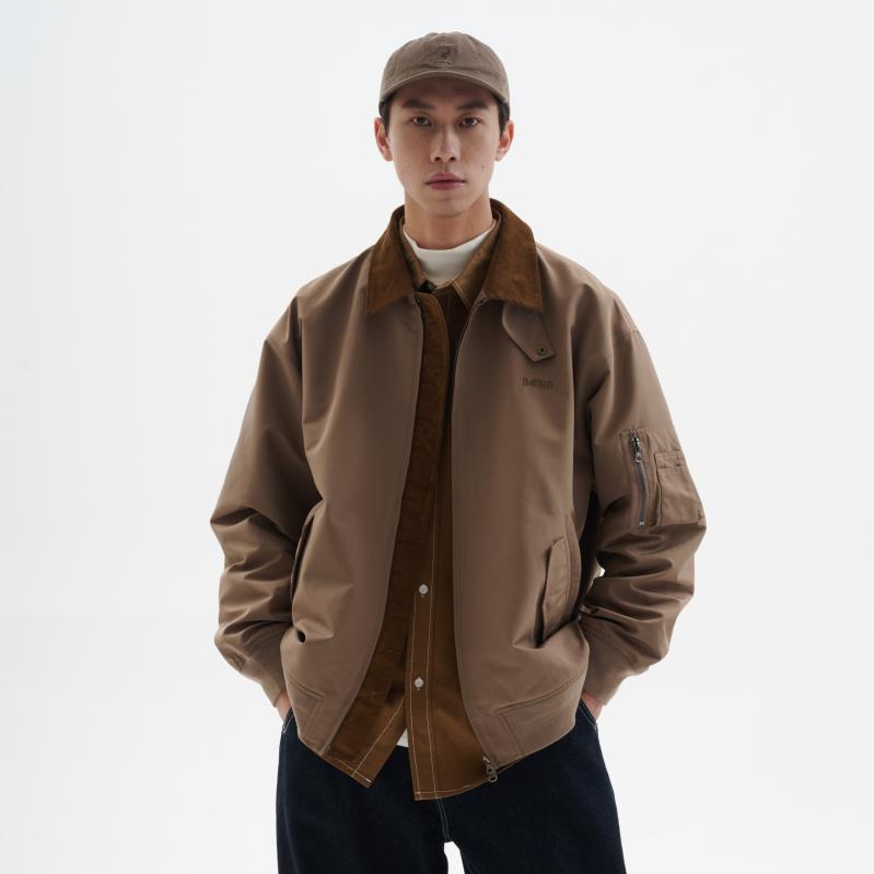 メンズ レディース フライトジャケット レトロ 野球風 ジッパー コーデュロイ アウター テフロン加工 防水 防汚 防風 軽量 普段使い・サイズ展開: S.M.L.XL・襟型: ・開閉: ジッパー・カラー展開: ブラック.ベージュ.ブラウン・スタイル: 日系レトロ.青春ポップ・袖丈: 長袖・厚み: 普通・着丈: 普通・シルエット: ・詳細: マルチポケット・対象: ・裾: リブ・ポケットスタイル: フラップポケット・素材機能: 防水・着用方法: アウター