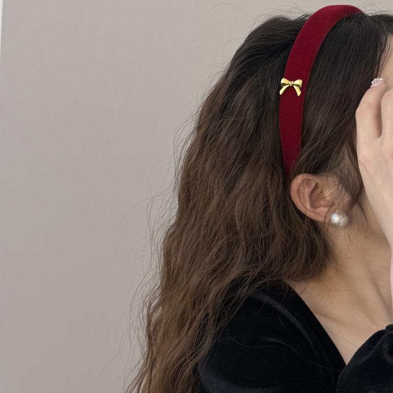 カチューシャ レディース ヘアバンド ブラック ベロア調 ゴールド リボン ヘアアクセサリー 髪飾り 秋冬 高見え 上品 エレガント おしゃれ かわいい ヘアアレンジ ヘアクリップ 大人かわいい ヘア留め 髪留め パーティー お呼ばれ デイリー 使いやす