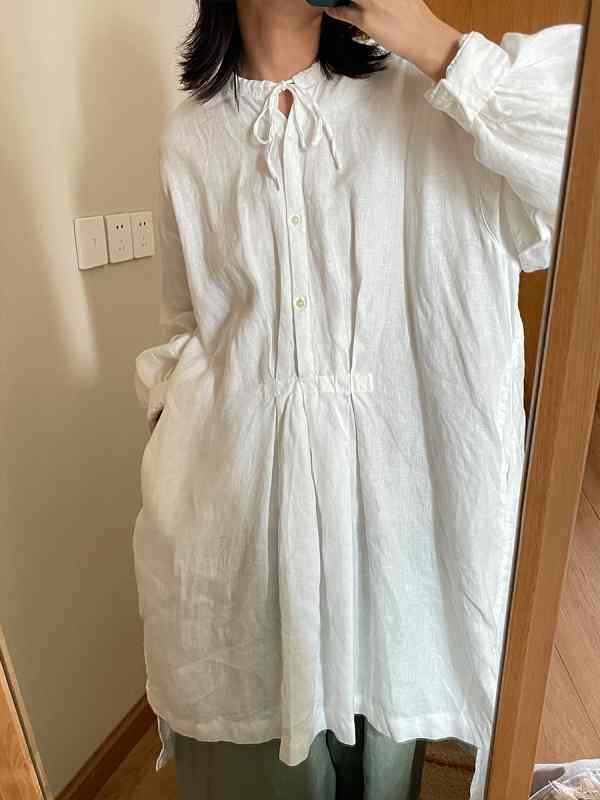 リネン 長袖 シャツ 春 プリーツ 中長丈 トップス 軽量 通気性 吸湿速乾 普段使い カジュアル スタイル リラックス シルエット ナチュラル カラー・対象年齢: 25-29歳・サイズ展開: フリーサイズ・主な素材: 麻100%・柄: 無地・スタイル: ・ネックライン: 半開襟・前立て: シングル多ボタン・カラー展開: ホワイト・袖型: シャツスリーブ・袖丈: 長袖・着丈: 中長・版型: ・スタイル詳細: ドローストリング.プリーツ.ポケット.ボタン