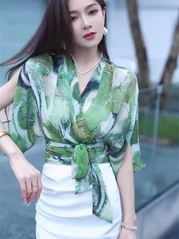 Rakuten - ブラウス 女性用 春夏 フレンチスタイル シフォン素材 フレアスリーブ フラワープリント ウエスト切り替え Vネック 軽量 通気性 フレアシルエット フェミニン スリムフィット 体型カバー 膝上丈 かわいい ガーリー フェミニン カジュアル
