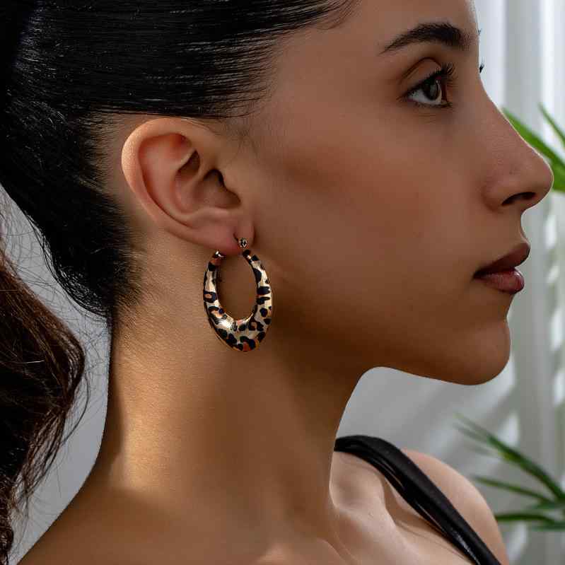 Tourmaline - イヤリング 女性用 幾何学 ヒョウ柄 プリント 大ぶり リング型 ファッション アクセサリー 耳飾り トレンド スタイリッシュ 気品 軽量 ゴールド加工 日常使い 華やか デザイン アクセント