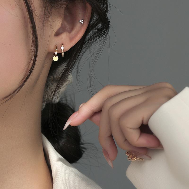 イヤリング シンプル シルバーニードル 耳輪 小さめ 丸型 シングルジルコニア 円形 耳カフ アクセサリー 女性用 寝るとき取外し不要 気質 軽量 日常使い 細身デザイン 銀製 洗練 ミニマル