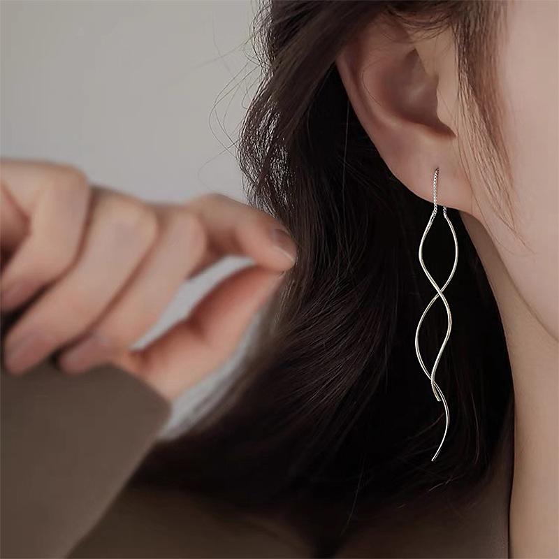 Earrings - イヤリング 女性用 シンプル 気品 ツイスト ライン フリンジ 耳飾り 細長 細見え S字 ウェーブ イヤライン シルバーアクセサリー 華奢デザイン 日常使い 軽量素材