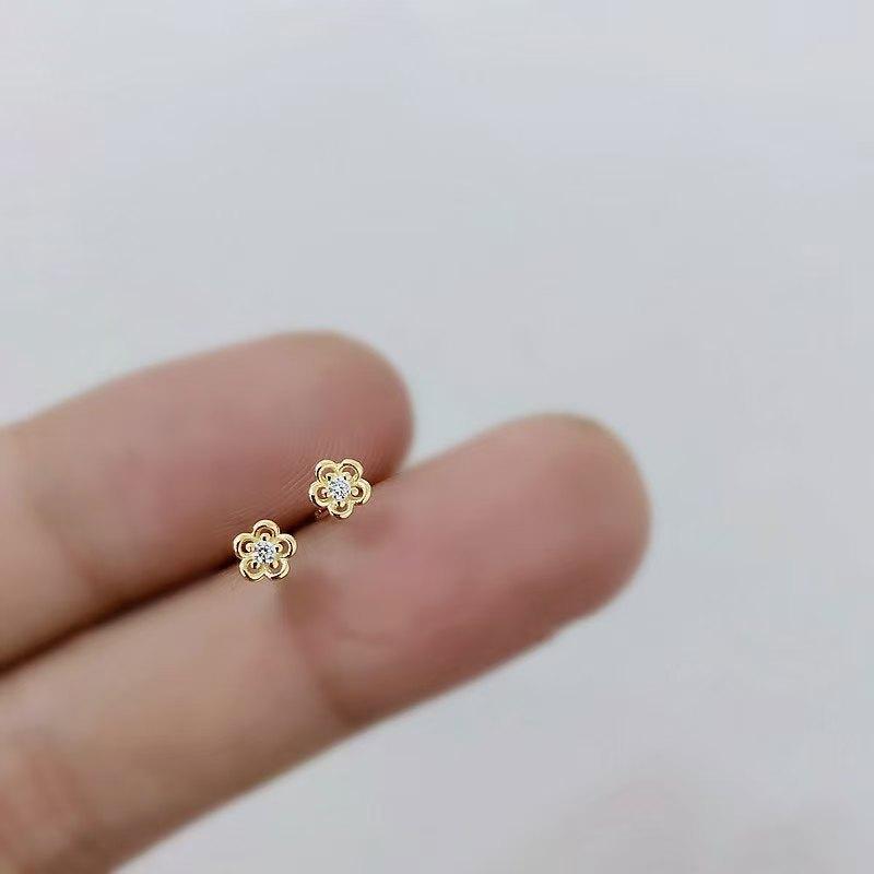 Peridot - イヤリング 女性用 ミニ 花モチーフ 空洞デザイン ジルコニア 刺繍 シンプル 小型 隠れデザイン 花飾り 耳飾り 普段使い 軽量 華奢 シルバー 華やか