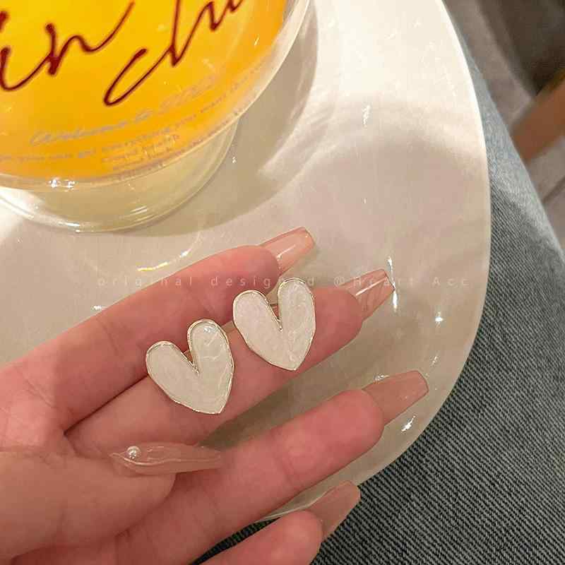 イヤリング ピアス フレンチスタイル 復古 ハート型 女性用 デザイン 夏用 気質 耳飾り 軽量 シンプル ゴールド加工 かわいい アクセサリー
