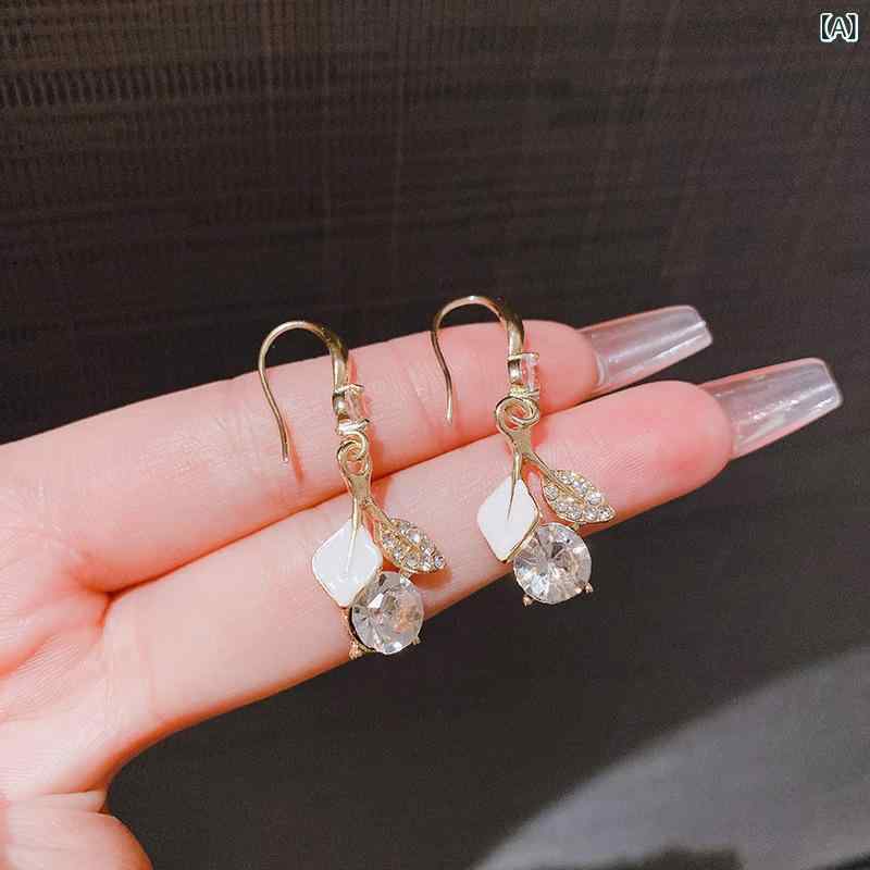 Other - イヤリング 女性用 銀杏葉 デザイン ジルコニア 装飾 軽量 華やか 洗練 ファッション アクセサリー シルバー調 耳飾り 日常使い 多用途 スタイリッシュ 繊細 輝き トレンド モダン 秋冬 コーディネート
