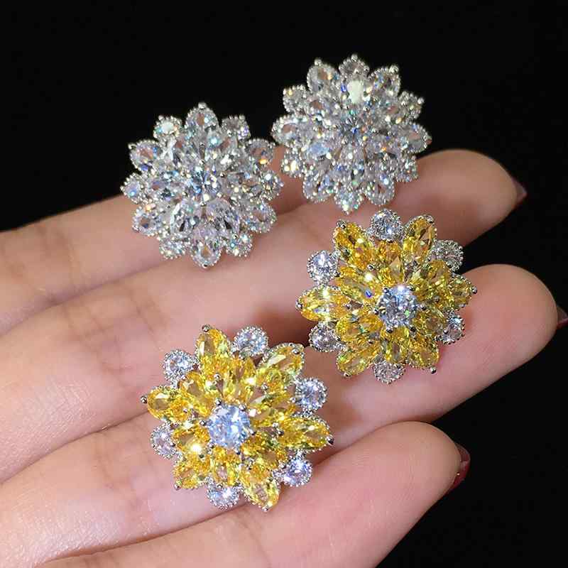 ピアス イヤリング 女性用 フラワー モチーフ ジルコニア 装飾 キラキラ 光沢 シンプル 百搭 アクセサリー 耳飾り 普段使い シルバー 調 高級感 軽量 細工 華やか コーディネート アイテム(4.0)
