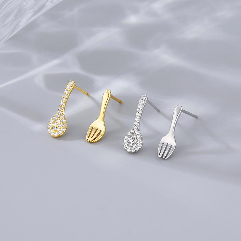 White - ピアス イヤリング 女性用 シンプル 精致 小型 輝く スプーン フォーク 不対称 個性 潮 百搭 アクセサリー シルバー ゴールド 華奢 かわいい 日常使い 軽量 金属 ジュエリー