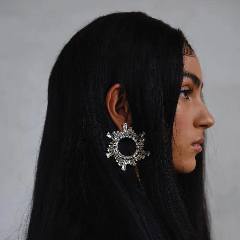 Opal - イヤリング 女性用 合金製 ジルコニア ガラスストーン 水晶 太陽花 デザイン 丸型 フル ディナー パーティー アクセサリー 華やか キラキラ 軽量 普段使い イブニング コーディネート トレンド ゴールド調 シルバー調