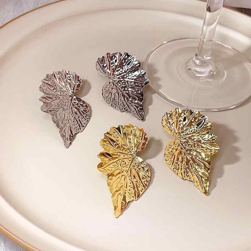 Coral - イヤリング 女性用 欧米 トレンド プリーツ 立体 葉 モチーフ 大きめ 金属 個性 派手 デザイン ロック スタイル ゴールド シルバー 秋冬 アクセサリー 耳飾り ファッション アイテム 軽量 耐久性