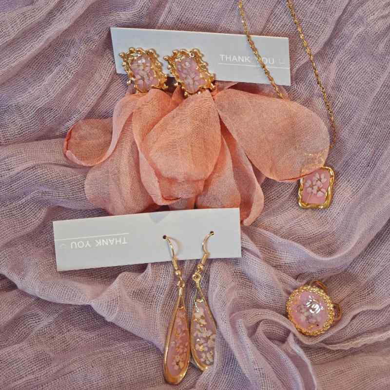 Tourmaline - イヤリング かわいい ドライフラワー ピンク 透明樹脂 甘め フェミニン ロマンチック ガーリー 女性用 アクセサリー 華奢 春夏 普段使い 軽量 ギフト セット ネックレス チェーン シンプル レイヤード