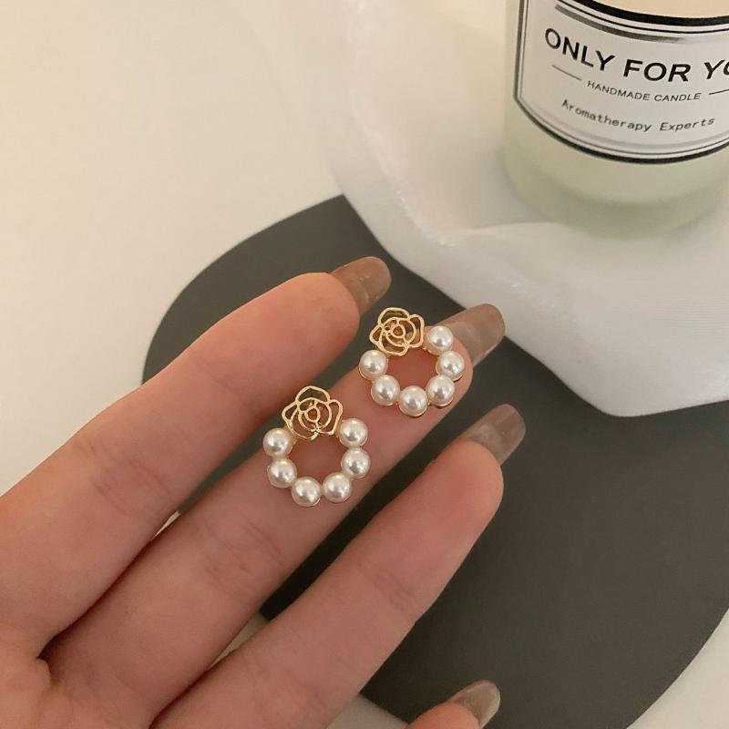 Rubellite - ピアス イヤリング 女性用 空洞 バラ 花 真珠 デザイン 韓国 ファッション シンプル かわいい スタイリッシュ アクセサリー 耳飾り ジュエリー ゴールド調 華やか 日常使い 軽量