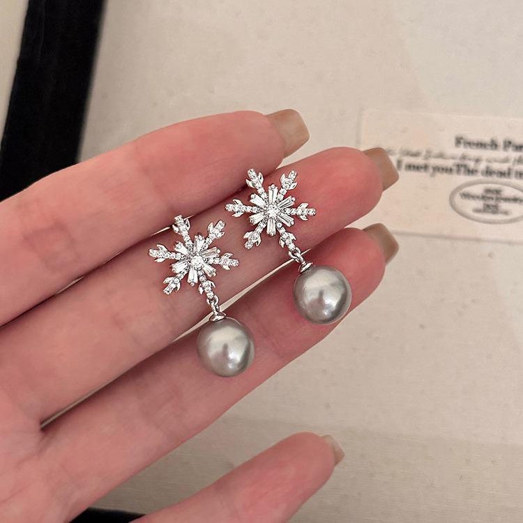 ピアス イヤリング ピアス 女性用 秋冬 かわいい 洗練 ジルコニア 雪花 グレー パール 軽量 高級感 クリスマス 耳飾り アクセサリー シルバー ファッション シンプル デイリー ゴールド スタッド ドロップ 華やか 柔らかい 光沢 冬物 季節 ジュエ