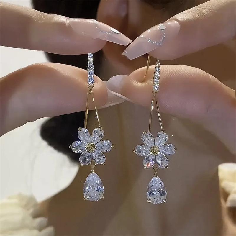 Lime - イヤリング 女性用 ファッション ジルコニア フラワー デザイン 小さめ 百搭 イヤーフック テーパード ドロップ 気質 人気 アクセサリー 軽量 ゴールド調 シルバー調 日常使い オフィスコーデ かわいい 華やか シンプル 春夏 秋冬 通年