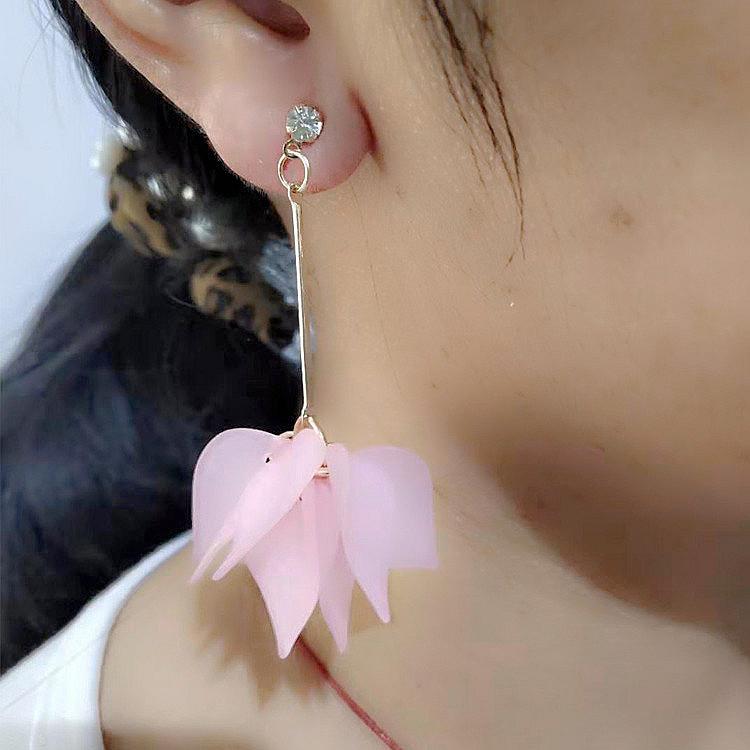 乐天商城 - ピアス イヤリング 女性用 夏 花柄 フラワーモチーフ クリア ロングタイプ 個性 耳飾り 軽量 華奢 ピンク系 イエロー フレッシュ 華やか アクセサリー ファッション 普段使い シンプル