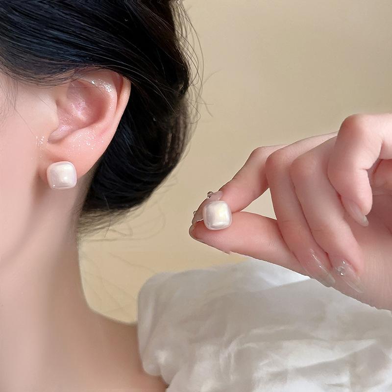 Amethyst - イヤリング 女性用 軽量 珍珠 シルバー 針 デザイン 軽奢 小众 高級感 気質 シンプル ベーシック 百搭 洗練 洋気 耳飾り アクセサリー シルバーカラー 日常使い 軽やかな着け心地