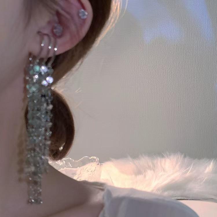 イヤリング ロング フリンジ ラメ 耳骨クリップ 女性用 誇張デザイン ユニーク 耳飾り ノーピアス インスパイアード クールトーン アクセサリー 軽量 スタイリッシュ シルバー系 ゴールド系 フェミニン モード