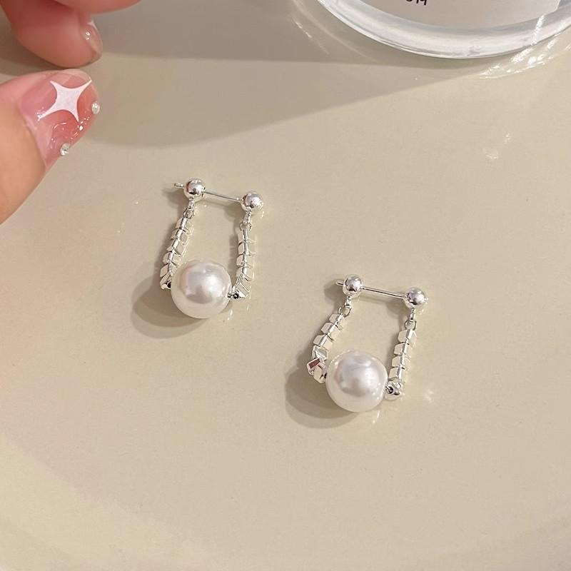イヤリング 女性用 真珠 シルバー 軽量 耳飾り 個性的 デザイン トレンド ファッション アクセサリー かわいい 普段使い 華奢 シルエット ゴールド系 シルバー系