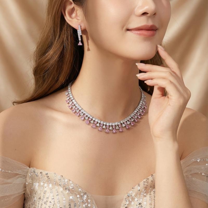 アクセサリー セット 女性用 ジルコニア ネックレス イヤリング 幾何学 三角 デザイン 高級感 輝き ファッション 気品 華やか 軽量 ゴールド調 シルバー調