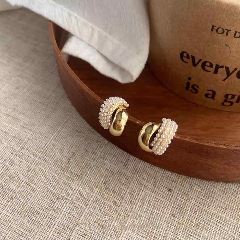 Amber （Amber） - イヤリング ピアス 女性用 秋 珍珠 メタル ラウンドアーク デザイン 軽量 高級感 香 スタイル ベーシック コーデ シルバー ゴールド カラー ファッション アクセサリー 華やか デイリー 使い シンプル モダン 軽奢 トレンド アイテム