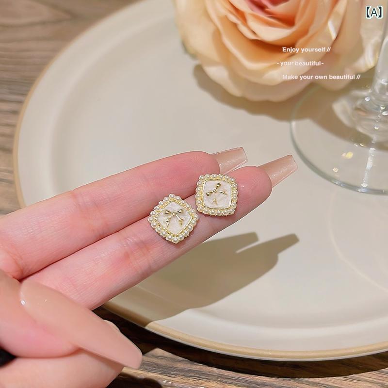 Rubellite - イヤリング ピアス 女性用 シンプル パール スタッド 真珠 耳飾り かわいい ファッション アクセサリー シルバー ジュエリー 日常使い 軽量 華奢 デザイン 甘め コーデ