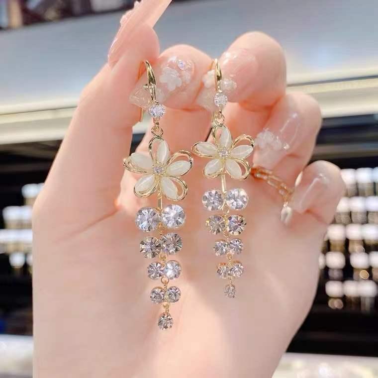 ピアス イヤリング 女性用 韓国 ファッション 高級感 猫眼石 五弁花 仙耳フック 水晶 流蘇 ネット有名 かわいい 軽量 揺れる ゴールド シルバー ピンク系 春夏