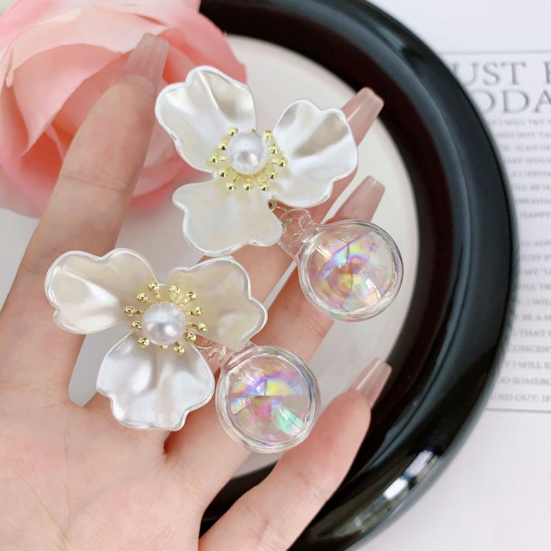 ピアス イヤリング 女性用 フラワーモチーフ ガラス ビーズ アクセサリー ファッション かわいい 甘め スタイル シルバー 加工 軽量 普段使い デート アクセント ゴールド チェーン デイリー アクセサリー 華やか 装飾 ピアス 代替 春夏 コーデ(4.0)