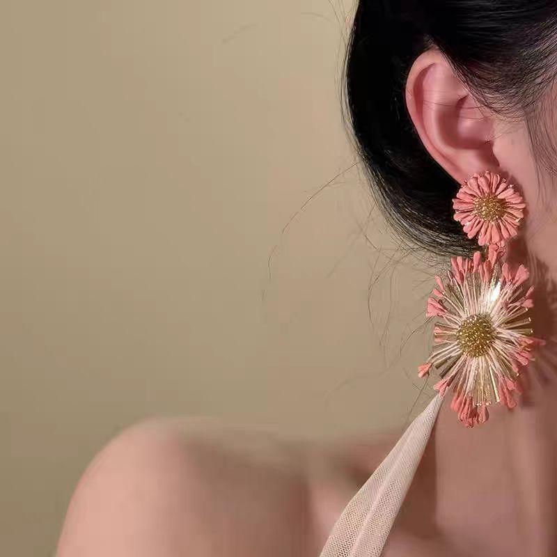 Amethyst - イヤリング 女性用 春夏 海辺 バカンス スタイル ブルー ピンク ホワイト 太陽 花柄 大ぶり 華やか アクセサリー 軽量 普段使い かわいい デザイン ビーチ リゾート コーデ 華やかさ 夏 コーディネート 追加