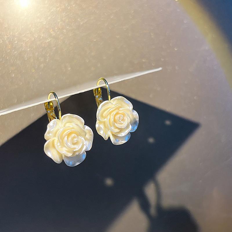 Coral - イヤリング 女性用 立体 バラ 花 立体感 リアル 花柄 ファッション アクセサリー かわいい デザイン 軽量 普段使い 春夏 シルバー ゴールド ピンク系 イヤーカフ フラワー モチーフ 華やか