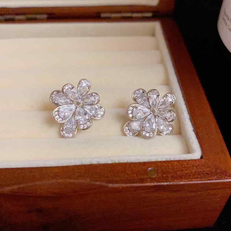 Chromium - イヤリング 女性用 気質 シンプル 百搭 フラワー モチーフ ファッション アクセサリー 軽量 繊細 デザイン 輝き ジュエリー かわいい 耳飾り 華奢 スタイル 普段使い 華やか シルバー ゴールド トーン キラキラ