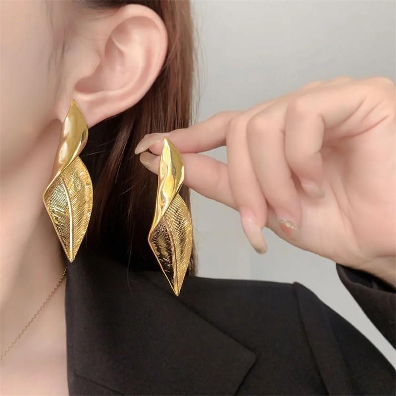 Cubic Zirconia - イヤリング 女性用 18Kゴールド 金属製 クールトーン 葉モチーフ 大ぶり ユニークデザイン ファッションアクセサリー 軽量 スタイリッシュ シルバー調 ゴールド調 日常使い ギフト対応