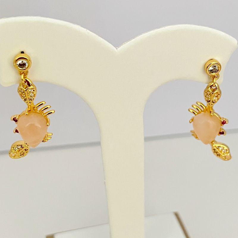ピアス イヤリング 女性用 かわいい ピンク ファッション アクセサリー 小さいカニ ジルコニア 装飾 フラワーモチーフ 輝き 繊細 耳飾り 華やか ピンク系 クリスタル ストーン デイリー コーデ 軽量 シンプル ジュエリー