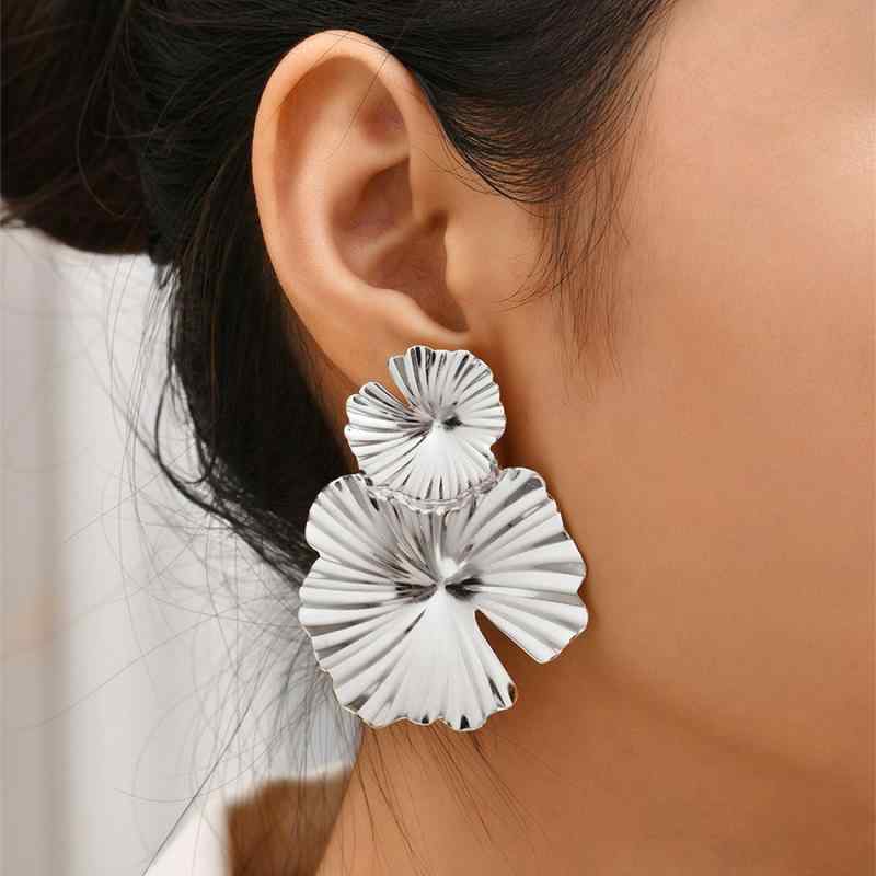 Amethyst - イヤリング 女性用 大型 花柄 メタル キラキラ 個性的 ファッション アクセサリー 揺れる 耳飾り 華やか デザイン ゴールド シルバー ビーズ 装飾 トレンド アイテム