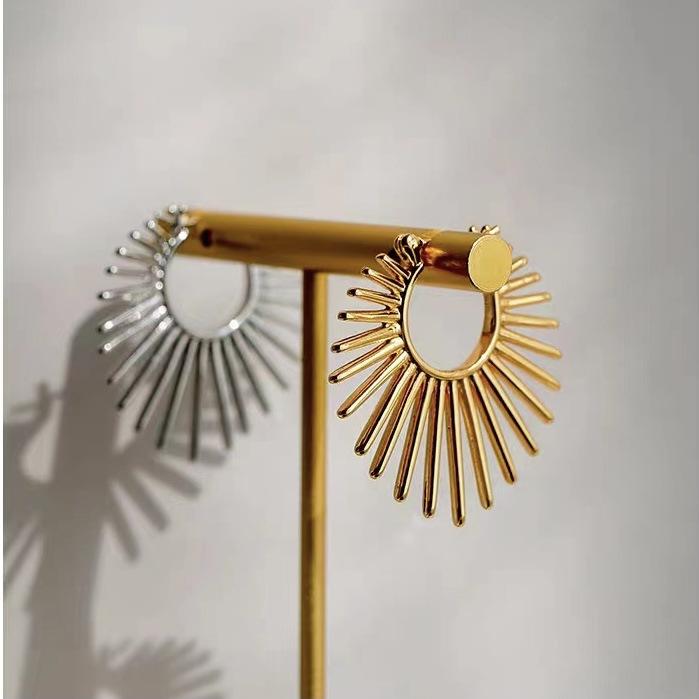 ピアス レディース 18K ゴールド 太陽花モチーフ フープピアス ピアス イヤリング 欧米 メタル素材 金属アレルギー対応 小ぶり 小さめ デイリー使い カジュアル おしゃれ シンプル デザイン 重ね付け 華奢 高見え 高級感 エレガント ギフト プレゼント