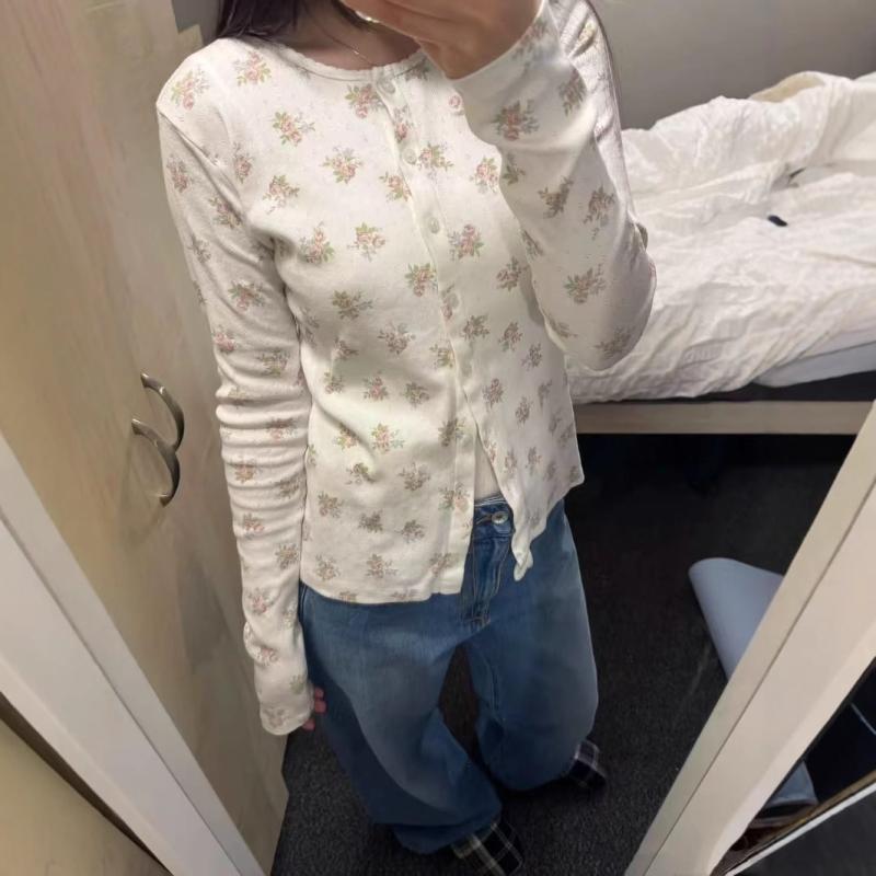 Rakuten - Tシャツ トップス レディース 春夏 ピンク バラ柄 花柄 丸首 長袖 切り替え シングルブレスト ボタン 開襟 コットン 綿素材 軽量 伸縮性 通勤 普段使い かわいい 女性用 花柄ブラウス フラワープリント ローズモチーフ