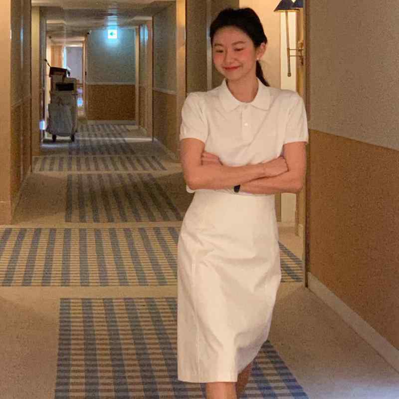Polo Shirt - ポロシャツ 女性用 短袖 白色 翻領 Vネック 胸前刺繍 アルファベット プリント 針織 コットン トップス 純色 上衣 ゆったり カジュアル 普段使い 吸湿速乾 軽量 通勤 部屋着 ビッグシルエット 伸縮性