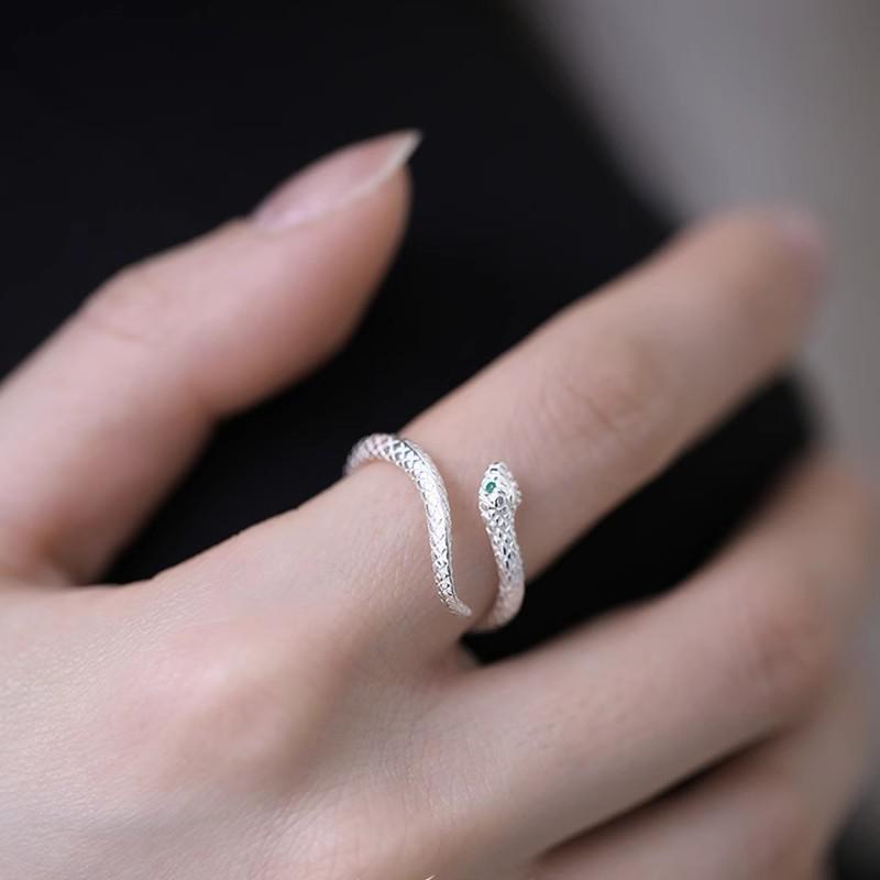 Rakuten - 指輪 女性用 蛇モチーフ 個性派 アクセサリー ピンキーリング 小物デザイン トレンド 手元飾り かわいい スタイリッシュ 普段使い 軽量 シルバー系