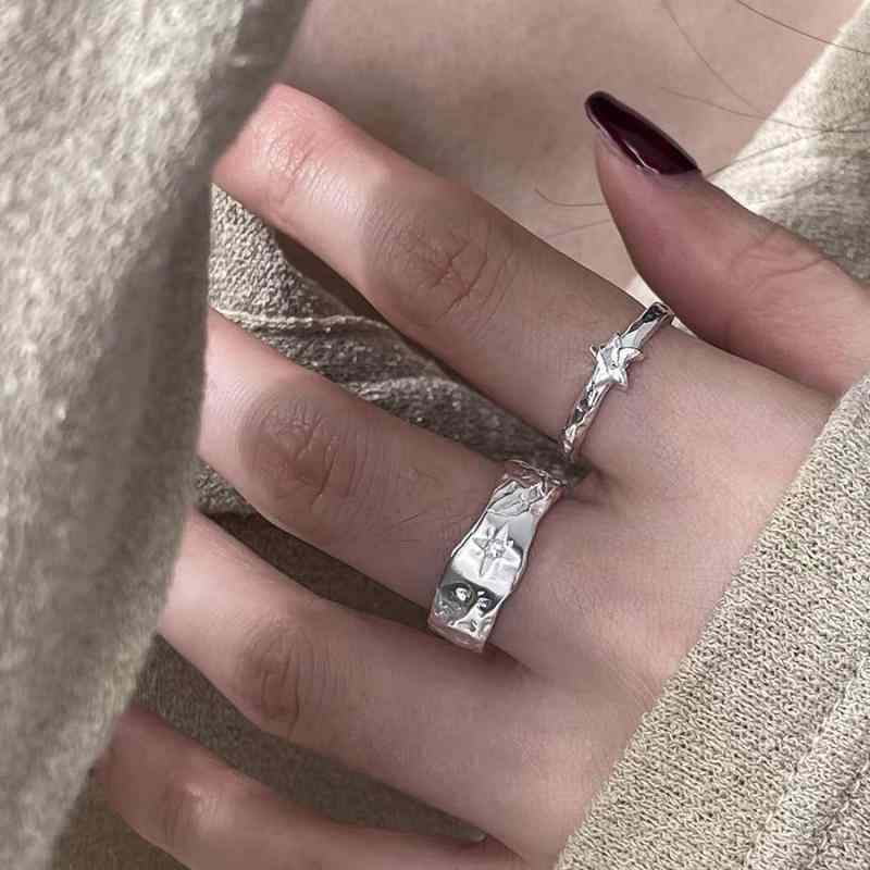 指輪 女性用 シンプル 個性 開口 リング シルバー 925 インスピレーション テクスチャー ミニマル ユニーク 高級感 普段使い 軽量 スタイリッシュ 細身 指先 アクセサリー riverpaddy-11400622 リバーパディ パッケージ画像