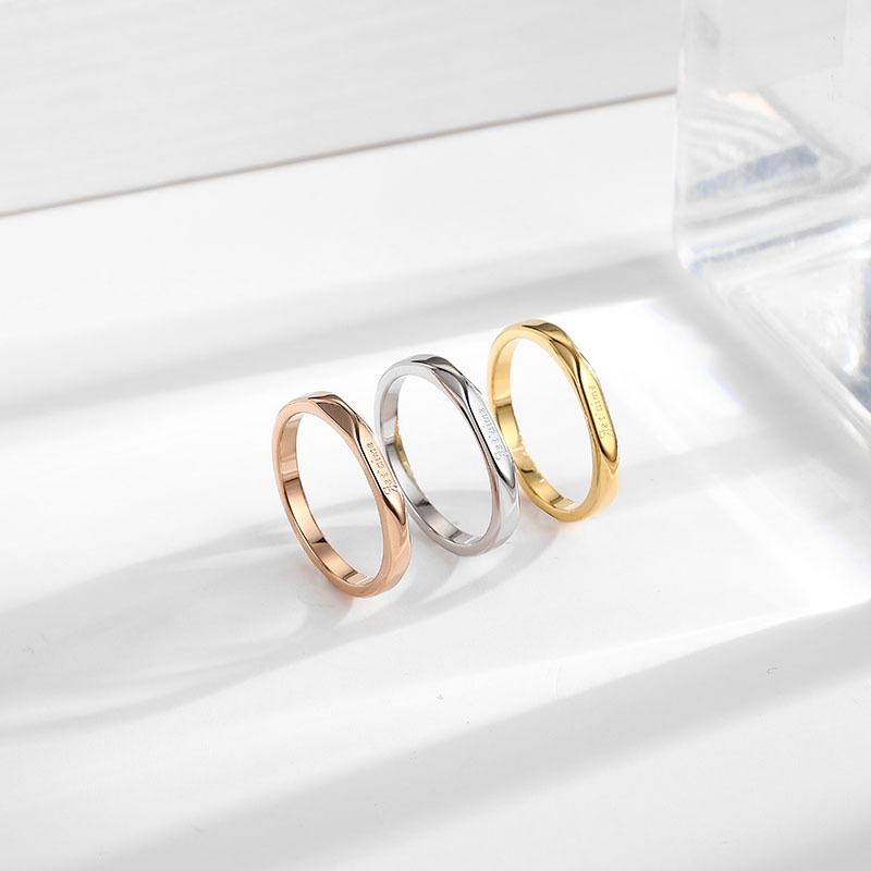 指輪 女性用 シンプル フェイス カット フランス語 愛の言葉 刻印 チタンスチール リング かわいい 高級感 カップル マッチング 食指用 アクセサリー 軽量 耐久性 日常使い シルバー系