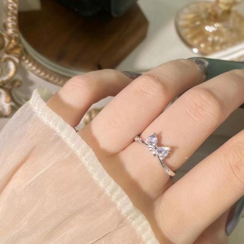 Rakuten - 指輪 女性用 かわいい 蝶結び デザイン 軽量 高級感 トレンド アクセサリー ピンク系 シルバー ゴールド スタイリッシュ 日常使い ギフト向け シンプル 華やか