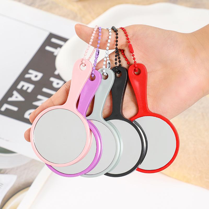 キーホルダー ミニミラー 携帯用 コンパクト メイクミラー かわいい 女性向け アクセサリー ポーチ内蔵 日常使い 軽量 プラスチック製 ピンク系 ユニセックス ギフト対応