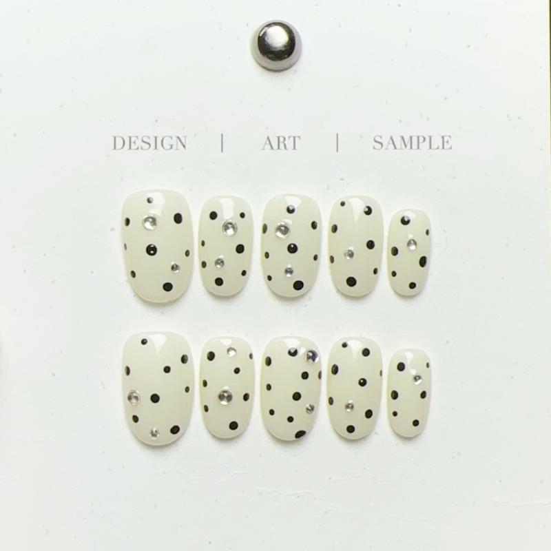 Other - ネイルチップ ハンドメイド 装着式 かわいい 純色 ポルカドット 貼り付け ラインストーン 取り外し可能 防水 甲片 ビューティー ネイルアート 指先装飾 日常使い 軽量 伸縮性 女性用 シンプルデザイン カラーバリエーション