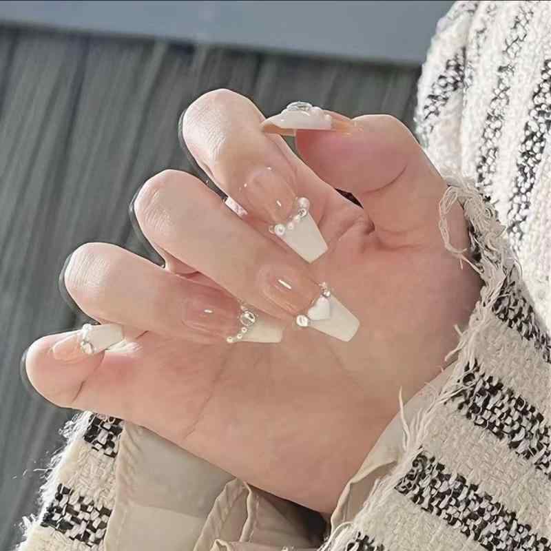 乐天商城 - ネイルチップ メンズ レディース 秋冬 ミルクホワイト フレンチスタイル ハート パール 光沢加工 ステッカー 簡単装着 耐久性 爪用 アクセサリー かわいい ファッション ネイルアート 貼り付け セット