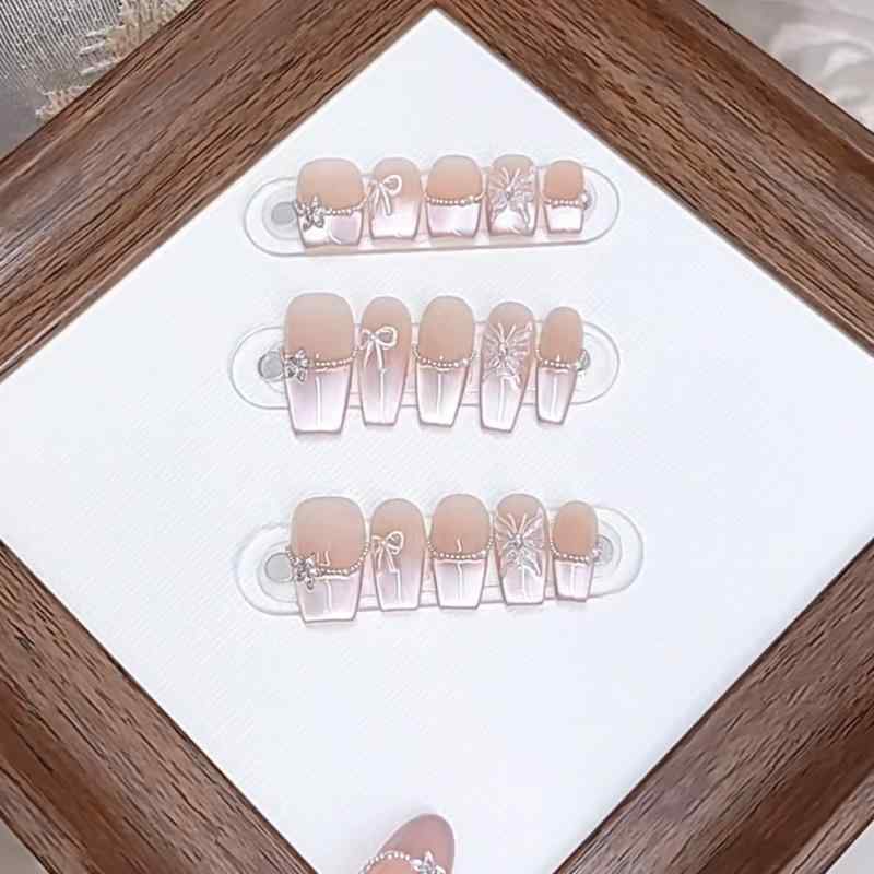 Nail - ネイルステッカー 3D 手描き 浮き彫り 蝶 デザイン 純粋 気品 立体 手作り コットン素材 かわいい 女性用 セルフネイル 簡単貼り付け アートシール ピュアスタイル フェミニン アクセサリー 日常使い 指先アート デコレーション 軽量 柔軟 耐久性