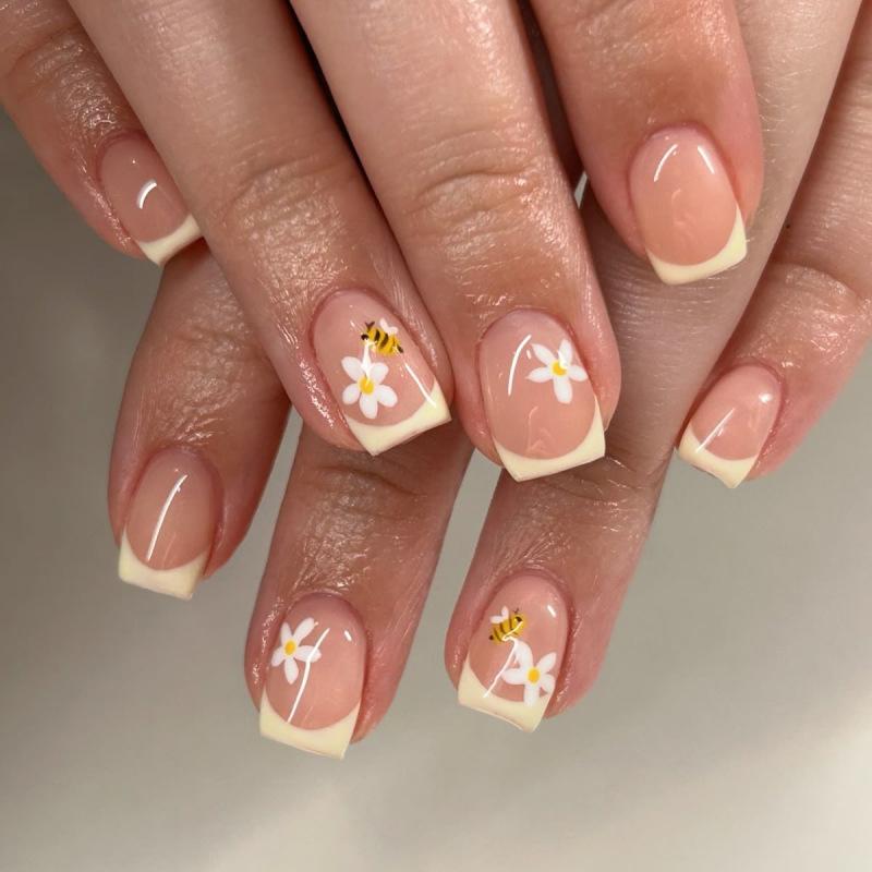 Artificial Nails - ネイルチップ フレンチスタイル シンプル 短め スクエアラウンド 花柄 蜂モチーフ 付け爪 女性用 軽量 耐久性 日常使い オフィス ピンク系 クリア 自然な仕上がり
